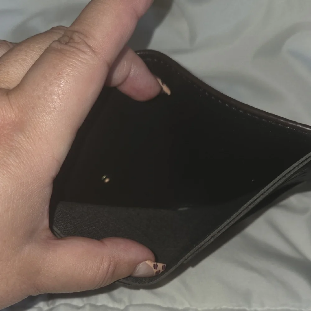 Stylish Louis Vuitton Brown Monogram Wallet with Red Accent - Picture 4 of 4